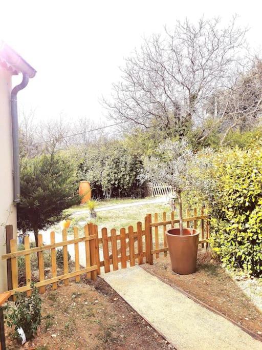 Entre Ventoux Et Luberon, Appartement Dans Maison. Malemort-du-Comtat Exterior foto